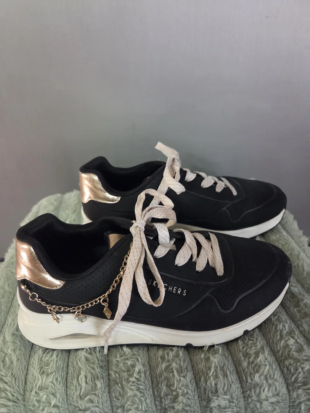 WOMANS SKECHERS/ KIDS STREET UNO SNEAKER LITTLE KID/ BIG KID